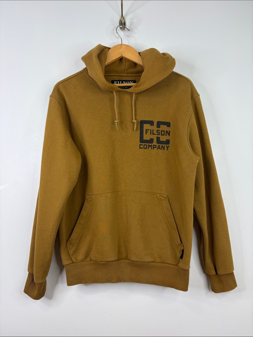 CC Filson Hoodie Mens Small Gold Ochre Cotton Graphic Print Logo Sweatshirt